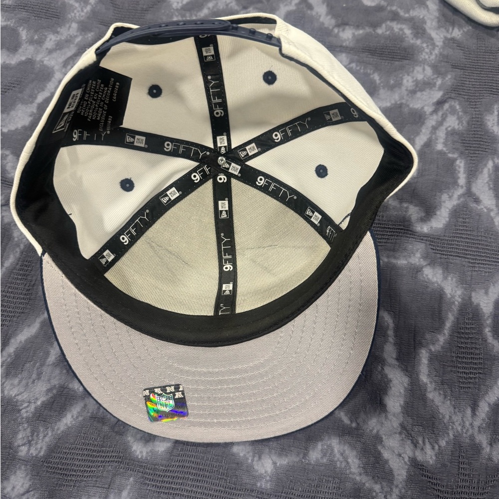 New Era Black and White Snapback Hat - Picture 3 of 4